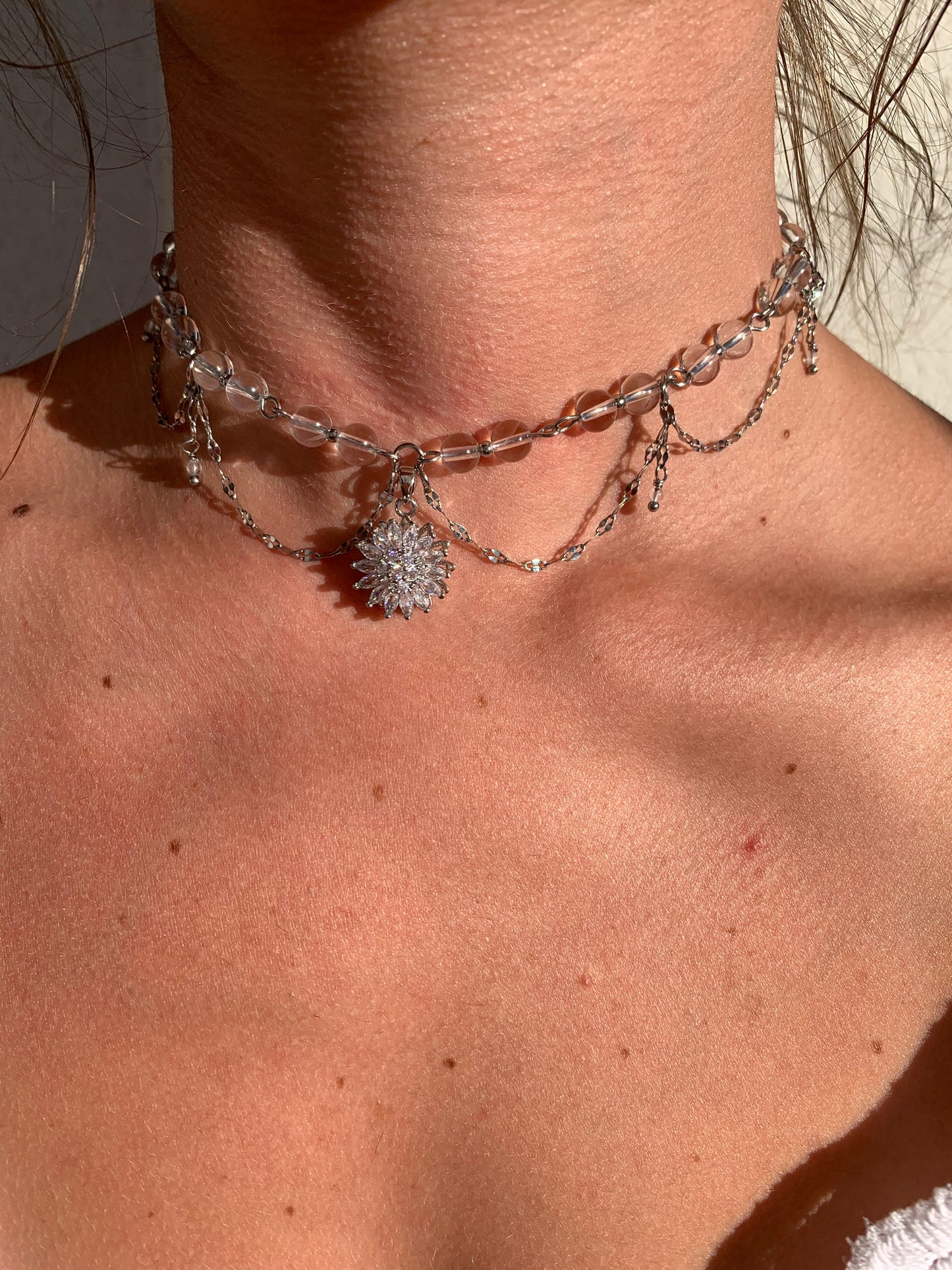 Collier « Sibel » doré ou argenté Fleur rotative & Cristal de roche