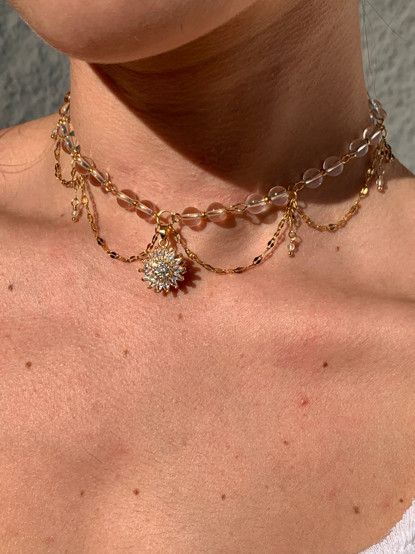 Collier « Sibel » doré ou argenté Fleur rotative & Cristal de roche