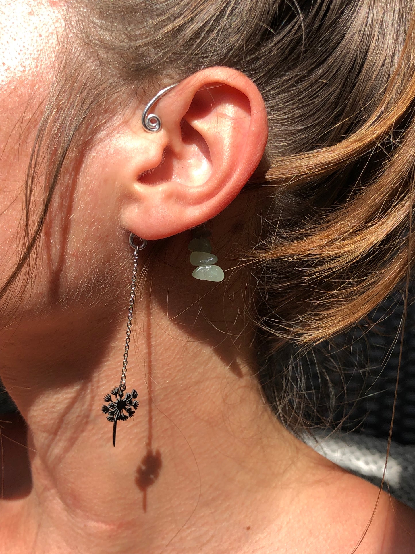 Manchettes d’oreilles argentées « petites fleurs » aventurine verte