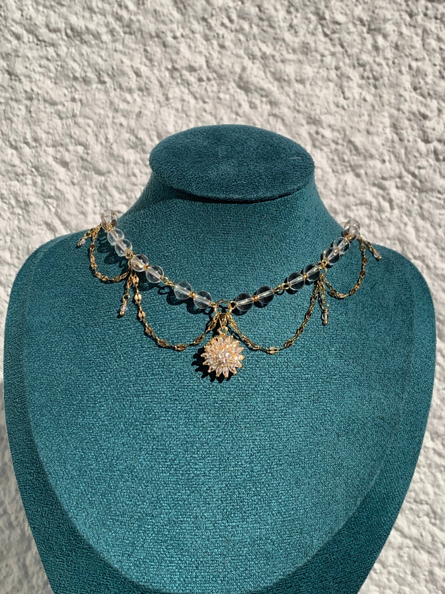 Collier « Sibel » doré ou argenté Fleur rotative & Cristal de roche
