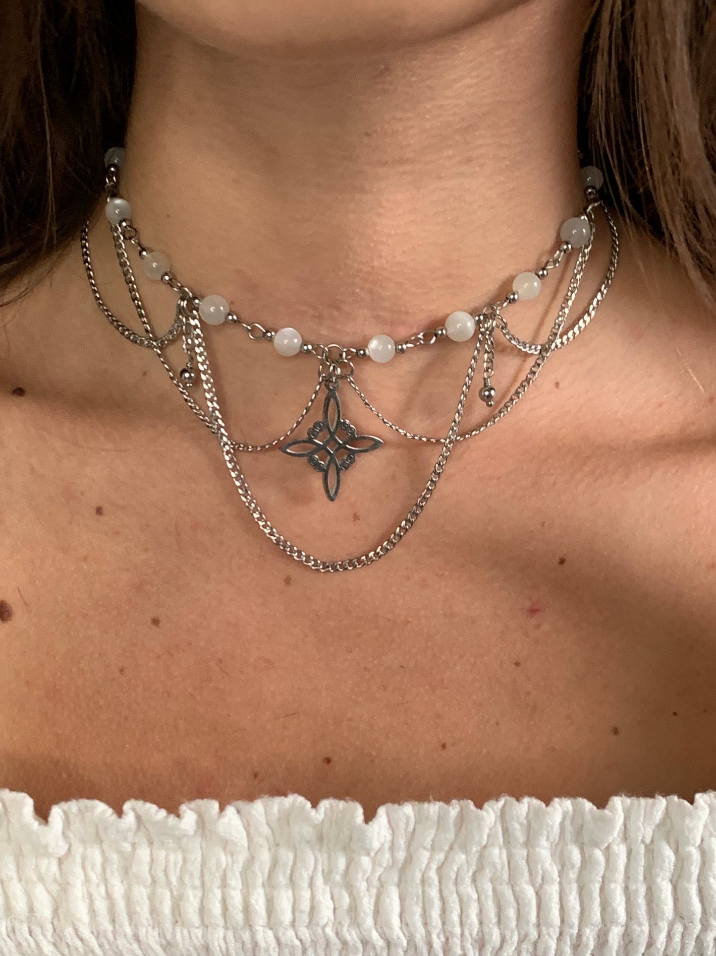 Collier « Lune Voilée »Pierre de Lune & noeud de sorcière