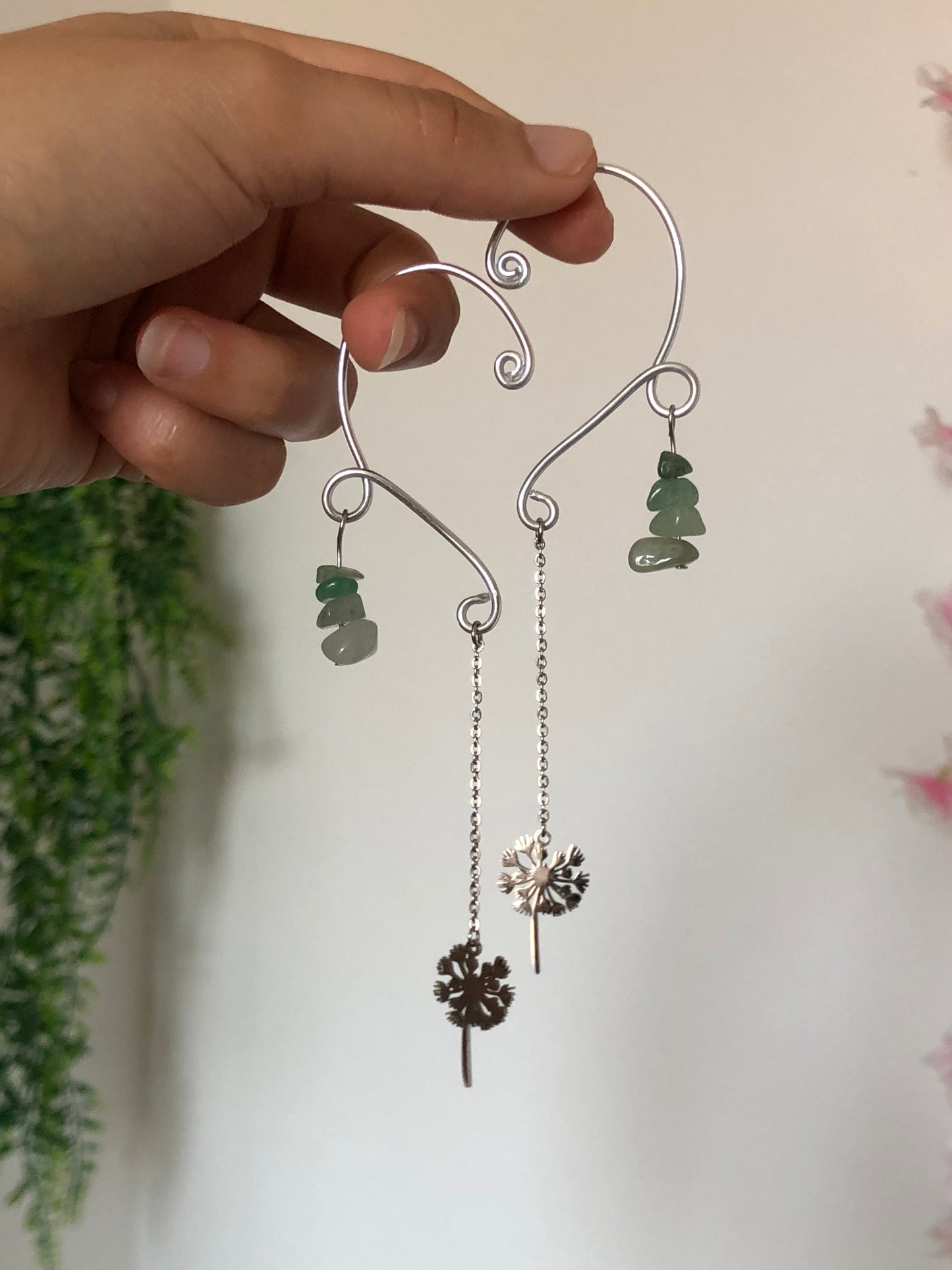 Manchettes d’oreilles argentées « petites fleurs » aventurine verte