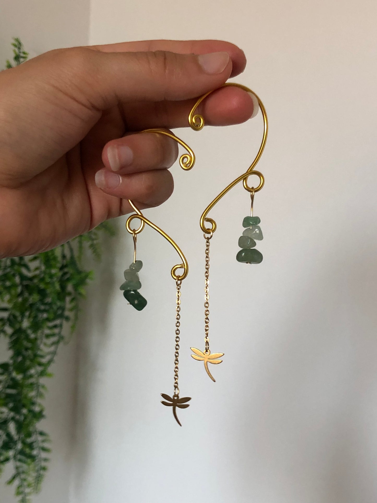 Manchettes d’oreilles dorées « petites Libellules » Aventurine verte