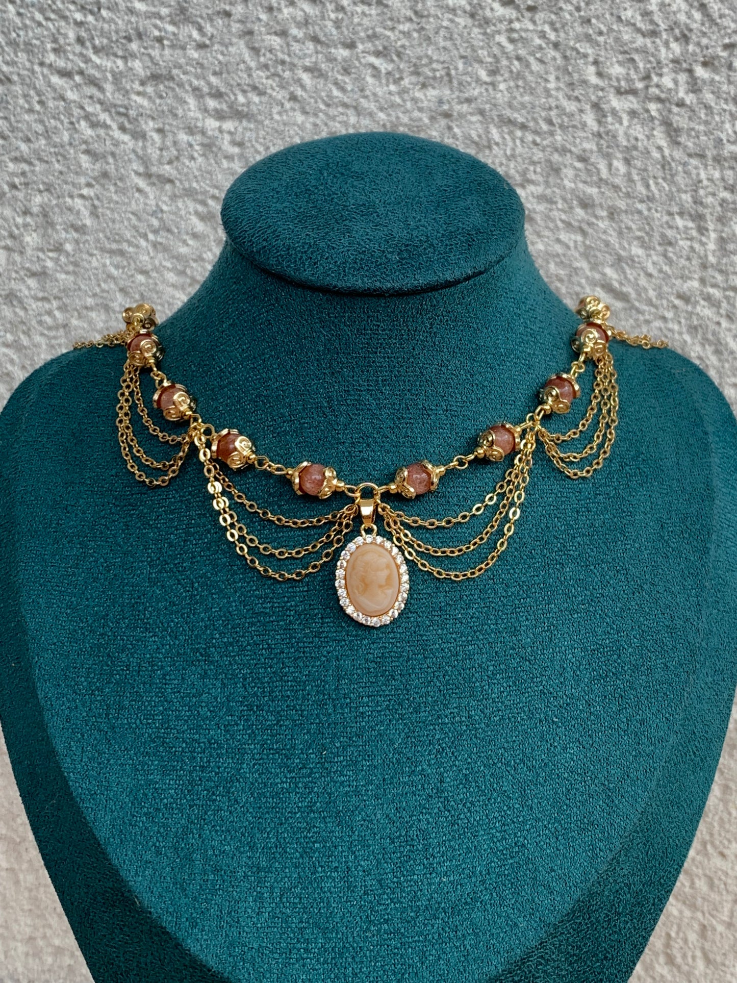 Collier « Elisabeth » Plaqué or & pierre de soleil