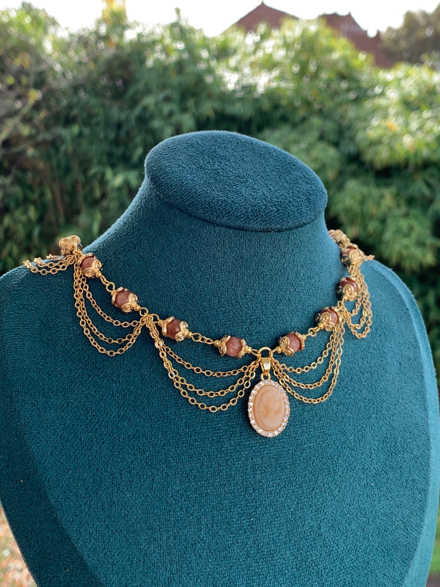 Collier « Elisabeth » Plaqué or & pierre de soleil