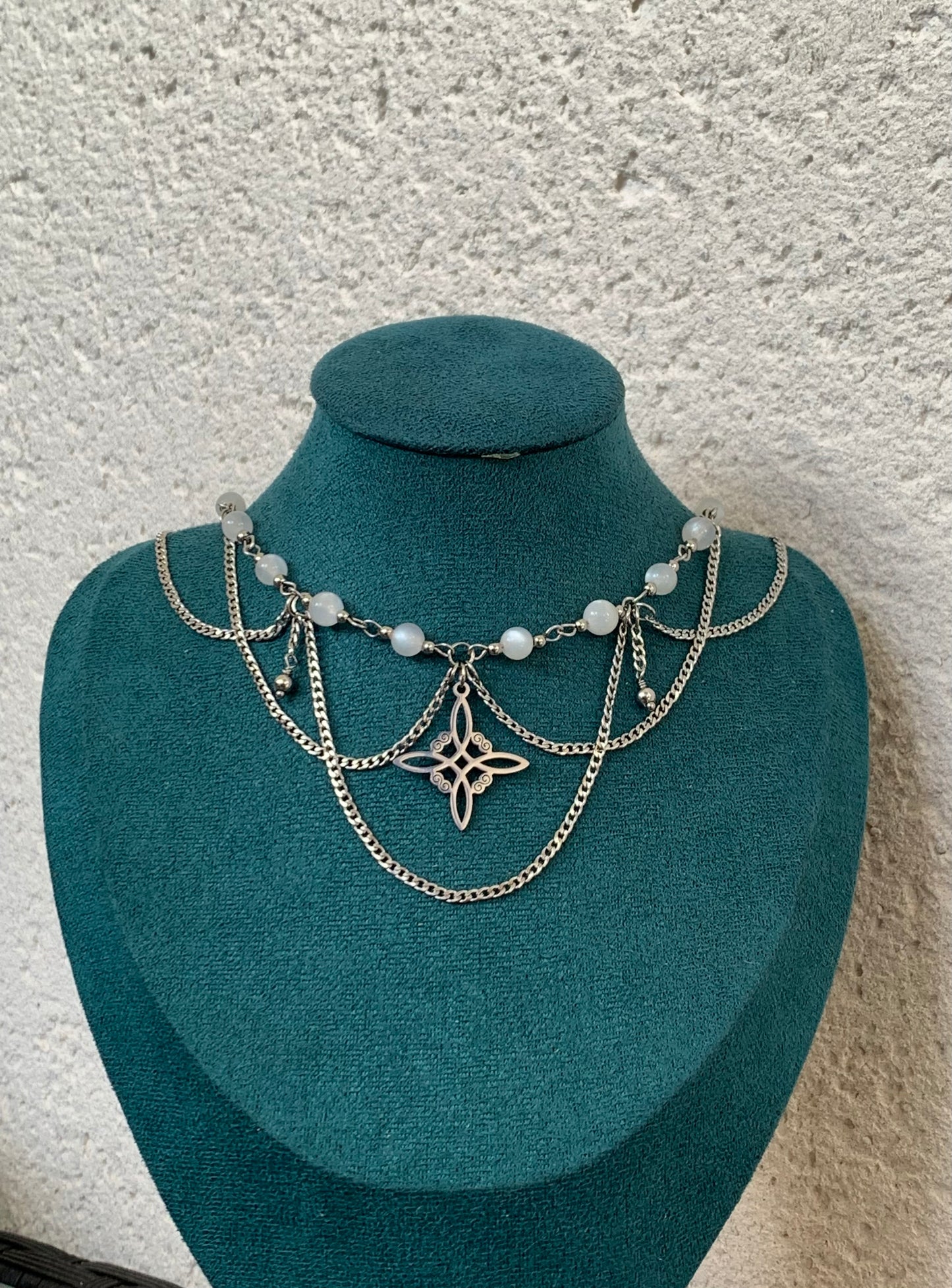 Collier « Lune Voilée »Pierre de Lune & noeud de sorcière