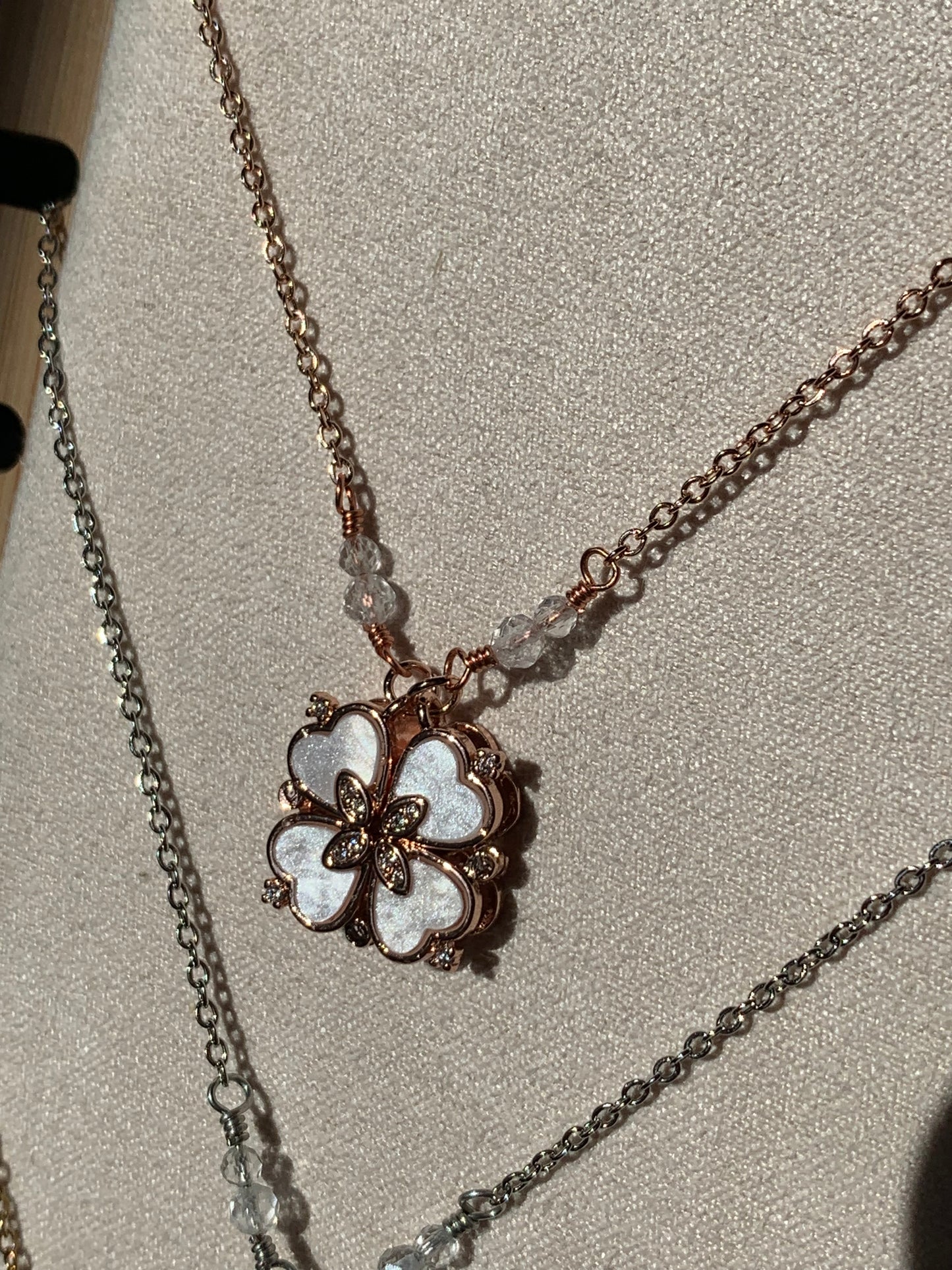 Collier Fleur magnétique & Cristal de roche