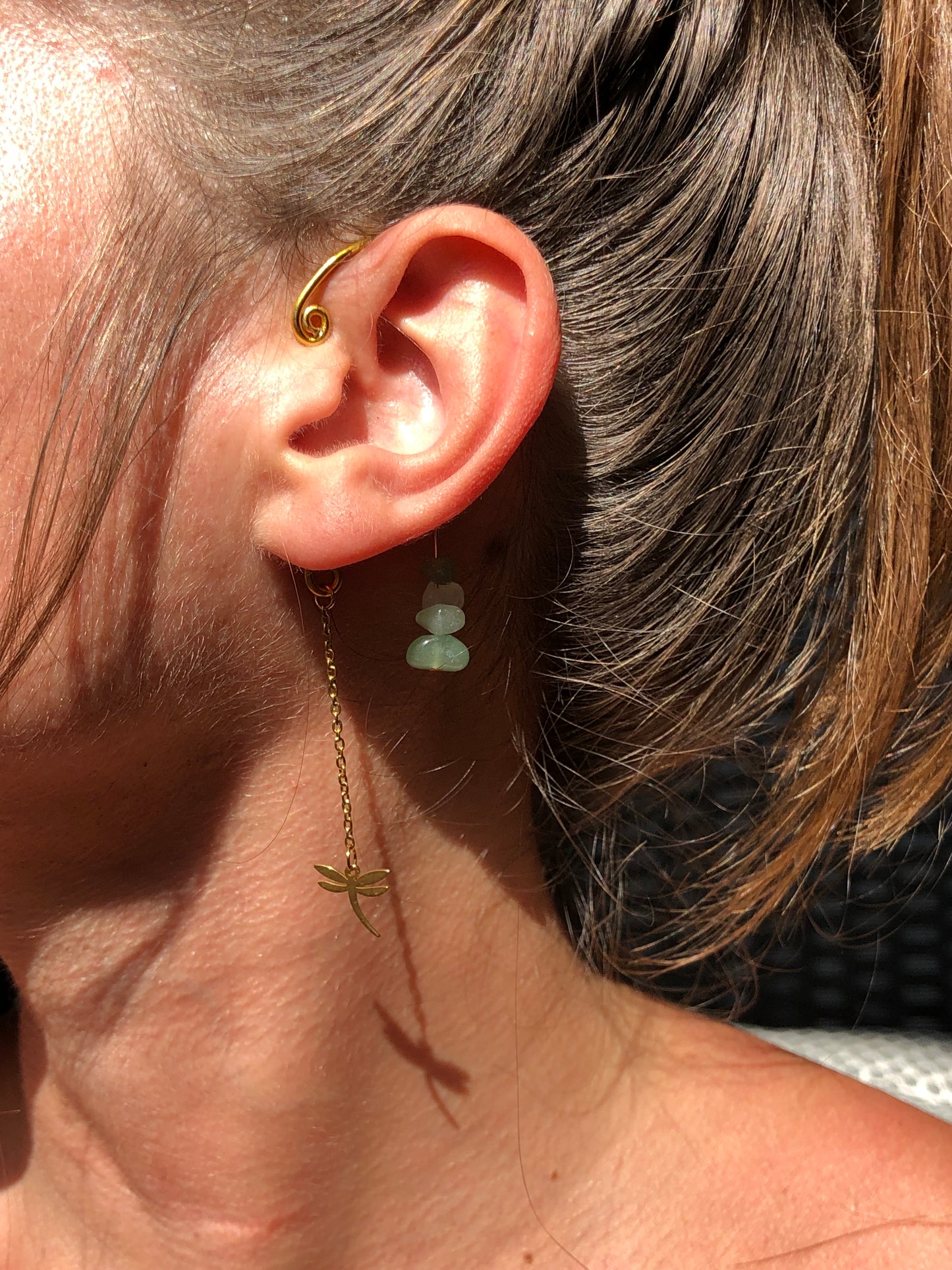 Manchettes d’oreilles dorées « petites Libellules » Aventurine verte