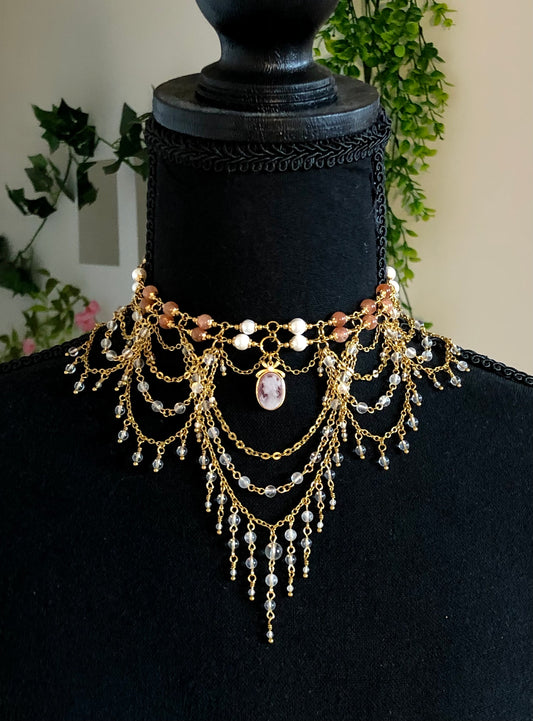 Collier « Adèle » Pierre de soleil, perles de nacre & cristal de roche
