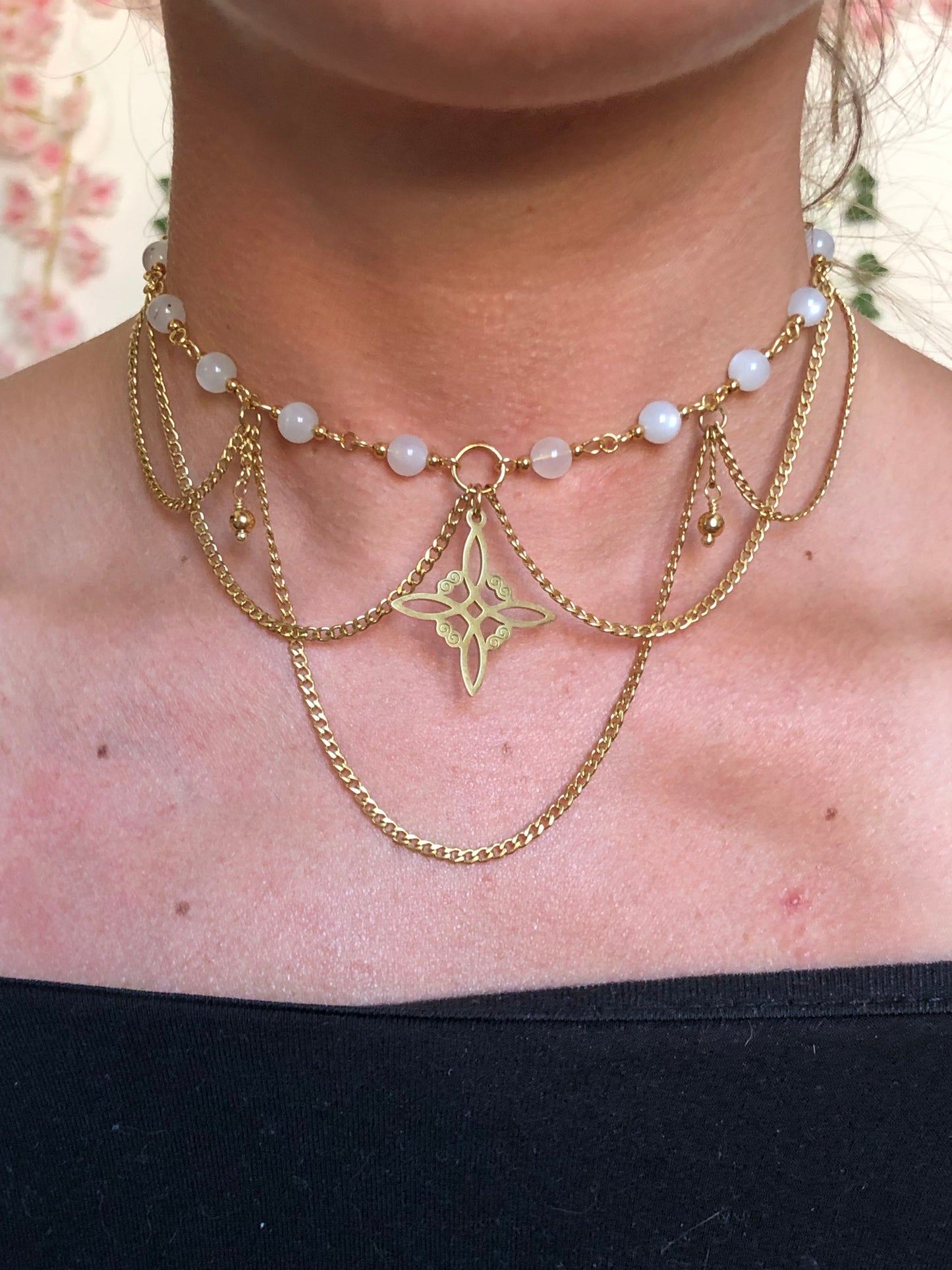 Collier « Lune Voilée »Pierre de Lune & noeud de sorcière