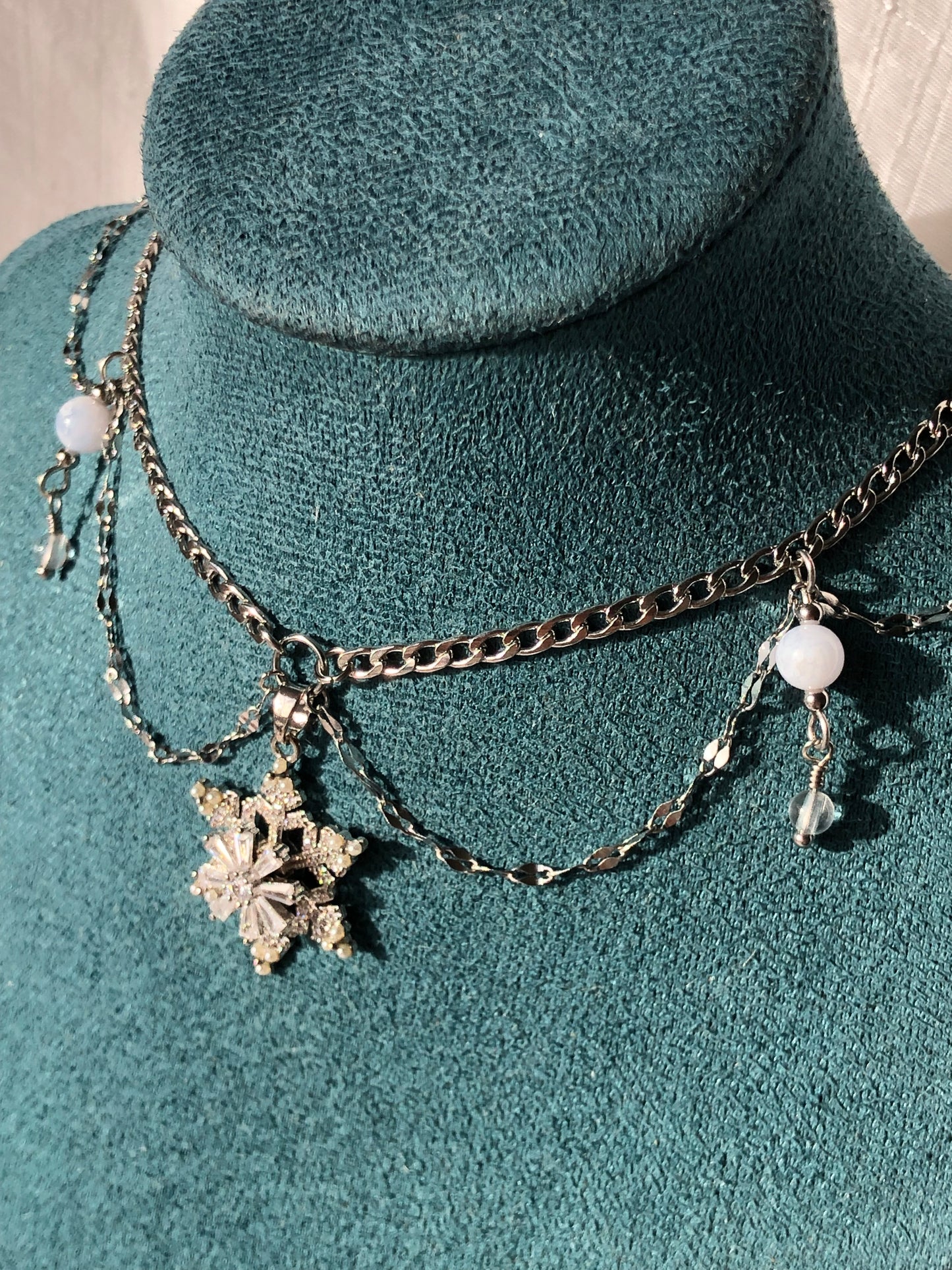 Collier « Elsa » Calcédoine bleue & cristal de roche