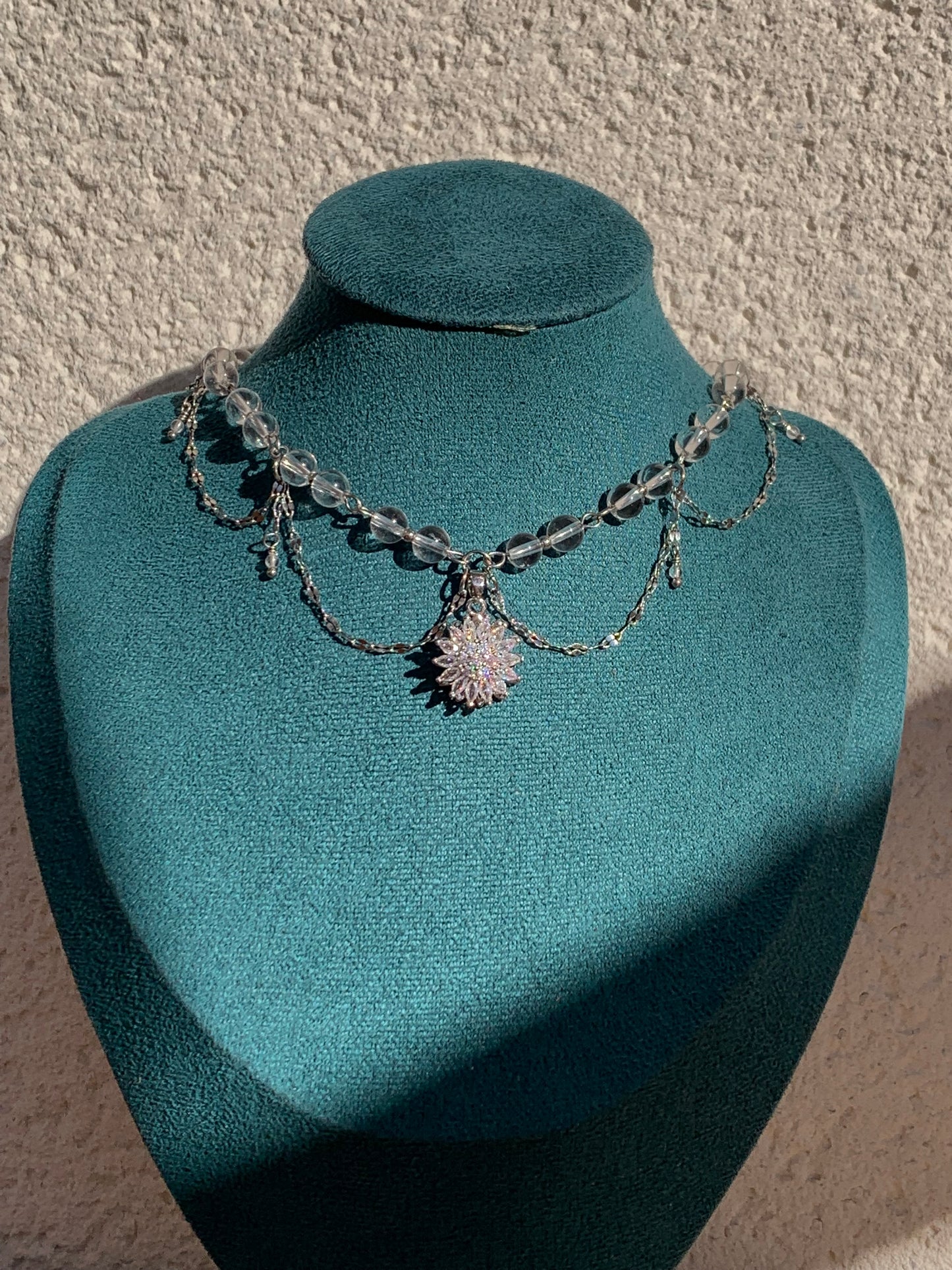 Collier « Sibel » doré ou argenté Fleur rotative & Cristal de roche