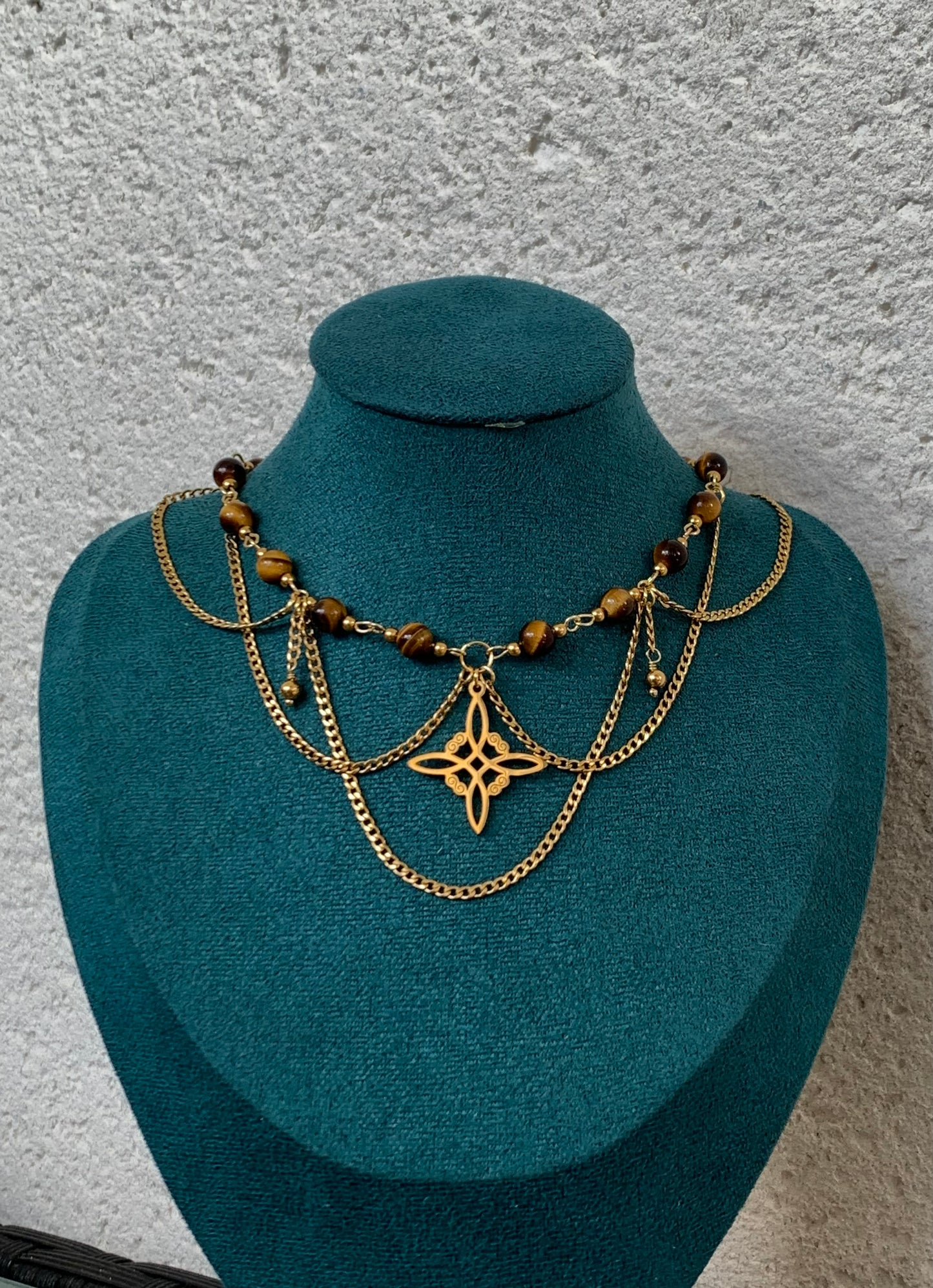 Collier « Enchanteresse » Noeud de sorcière & œil de tigre